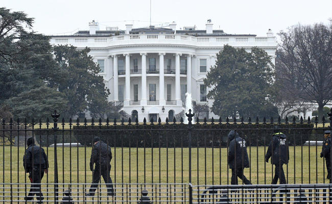 Các mật vụ Mỹ đã bắt giữ một kẻ lạ mặt trèo rào vào Nhà Trắng