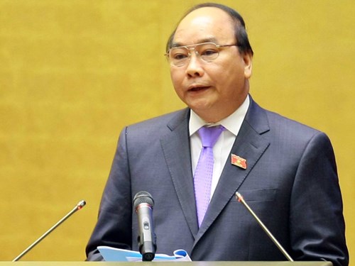 Phó thủ tướng Nguyễn Xuân Phúc thay mặt Chính phủ trình bày báo cáo trước Quốc hội 