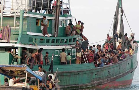 Ngày 20-5, người tị nạn Myanmar và Bangladesh trên tàu chờ ngư dân tỉnh Aceh (Indonesia) đưa vào bờ