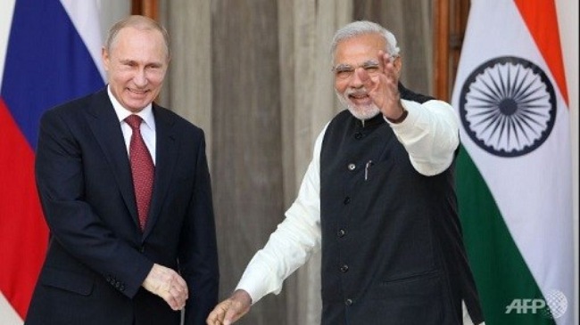 Thủ tướng Ấn Độ Modi (phải) và Tổng thống Nga Putin trong một cuộc gặp