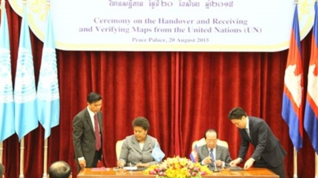 Lễ ký kết bàn giao bản đồ giữa Ngoại trưởng Campuchia và đại diện LHQ