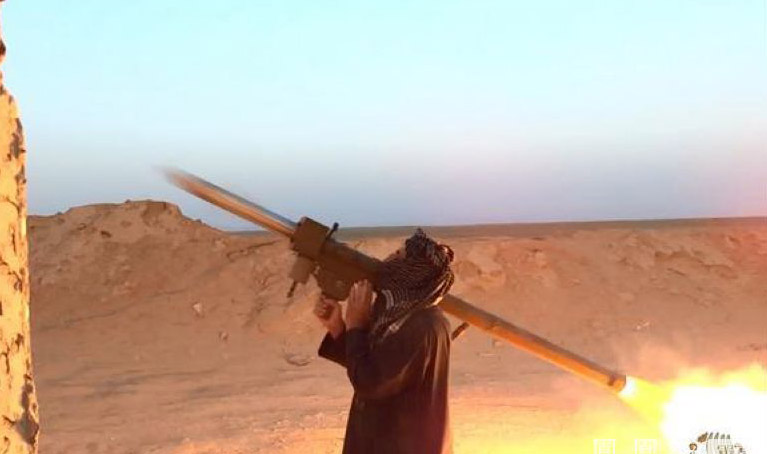 Chiến binh IS sử dụng một tên lửa vác vai