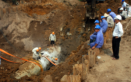 Tin tức mới cập nhật hôm nay cho biết Hà Nội sẽ tự làm khẩn cấp một làm tuyến đường ống nước sạch sông Đà