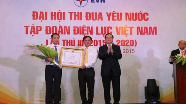 Phó Thủ tướng Hoàng Trung Hải trao Bằng khen của Thủ tướng Chính phủ cho Tập đoàn Điện lực Việt Nam