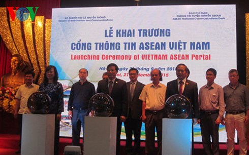 Lãnh đạo Bộ TT&TT nhấn nút chính thức khai trương Cổng thông tin ASEAN Việt Nam 