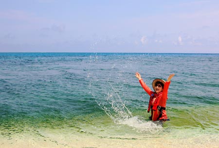 Một du khách Trung Quốc chụp ảnh tại đảo Hoàng Sa 