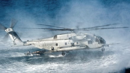 Một trực thăng của lực lượng Lính thủy đánh bộ Mỹ trong cuộc diễn tập trên biển