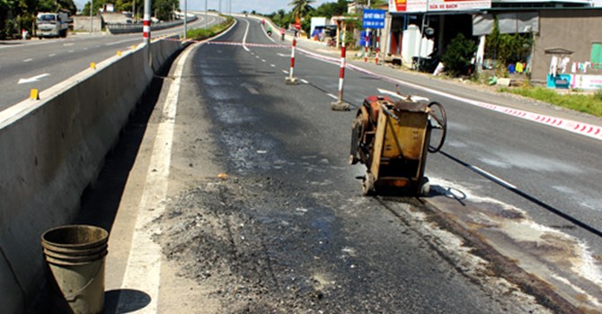 Mặt đường trên quốc lộ 1A, huyện Cam Lâm (Khánh Hòa) bong tróc, đơn vị thi công căng dây khắc phục hôm 17/11