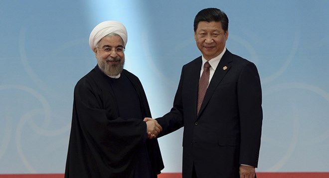 Tổng thống Iran Hassan Rouhani (trái) và Chủ tịch Trung Quốc Tập Cận Bình