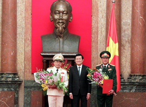Chủ tịch nước Trương Tấn Sang trao Quyết định thăng quân hàm cho hai trung tướng quân đội và công an