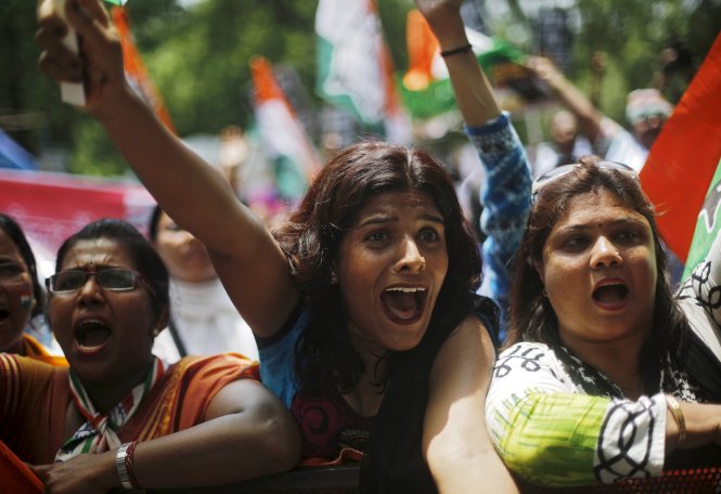 Các thành viên đảng đối lập biểu tình ở New Delhi đòi sa thải Ngoại trưởng Sushma Swaraj hôm 21/7 