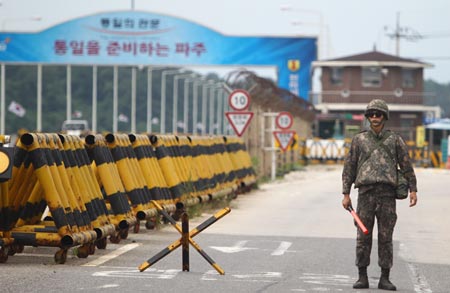 Một binh sĩ Hàn Quốc làm nhiệm vụ tại khu phi quân sự ở biên giới liên Triều 