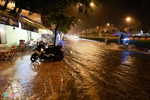 Tin tức mới cập nhật hôm nay cho biết TP HCM ngập trong nước sau trận mưa lớn