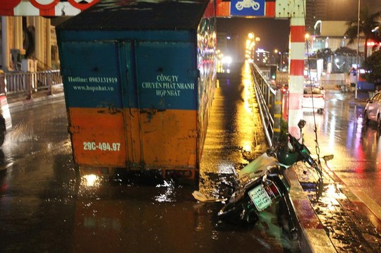 Theo tin tức mới cập nhật, vụ tai nạn xảy ra tối 23-5, tại cầu vượt nhẹ Láng Hạ - Thái Hà, quận Đống Đa, TP Hà Nội