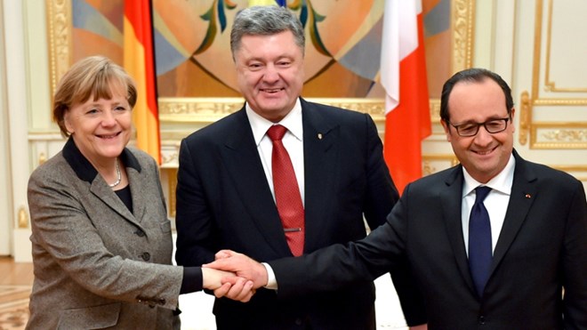 Thủ tướng Đức Angela Merkel và Tổng thống Pháp Francois Hollande bắt tay với Tổng thống Petro Poroshenko ở Kiev