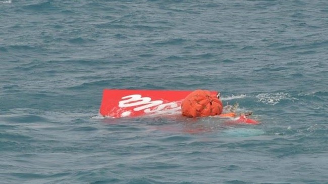 Tin tức mới cập nhật:  Đuôi chiếc máy bay AirAsia đã được nâng khỏi mặt nước