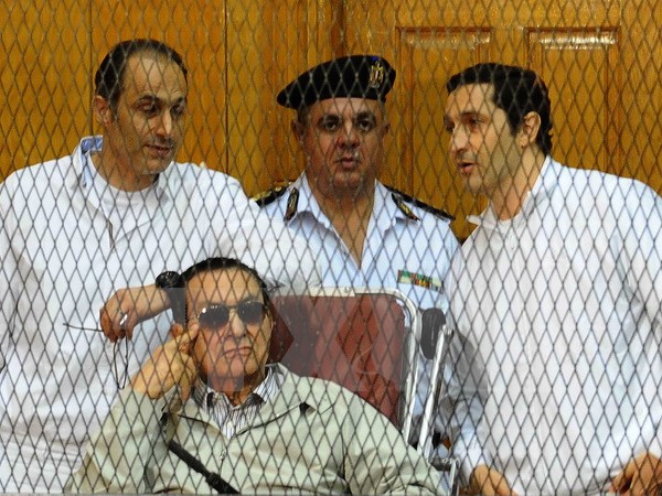 Cựu Tổng thống Ai Cập Hosni Mubarak cùng hai con trai tại phiên tòa tháng 9/2013