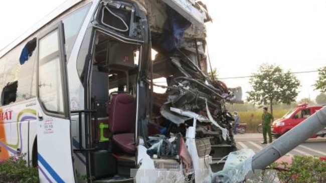 Tin tức mới cập nhật: Xe giường nằm và xe tải đâm nhau, hơn 20 người bị thương
