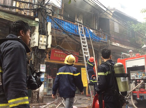 Tin tức mới cập nhật: Cháy cơ sở sản xuất hương trên phố Hàng Bồ khiến 3 người bị thương