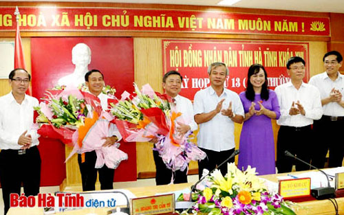 Ông Võ Kim Cự (thứ 3 trái sang) và ông Lê Đình Sơn (thứ 2 bên trái) nhận hoa chúc mừng của Thường trực Tỉnh ủy, HĐND