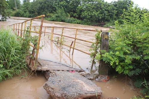 Cây cầu bị sập khiến hàng trăm hộ dân bị cô lập, theo tin tức mới cập nhật trong nước 