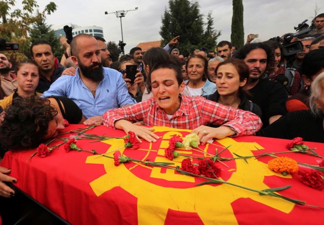 Người thân khóc thương các nạn nhân vụ đánh bom khủng khiếp ở Ankara hôm 10/10