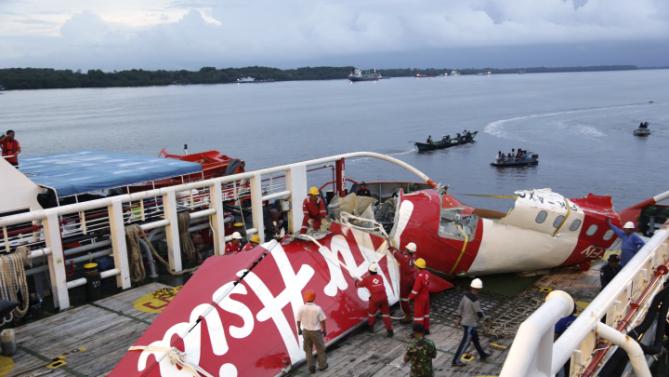 Tin tức mới cập nhật: Trục vớt hộp đen thứ hai của máy bay AirAsia gặp nạn