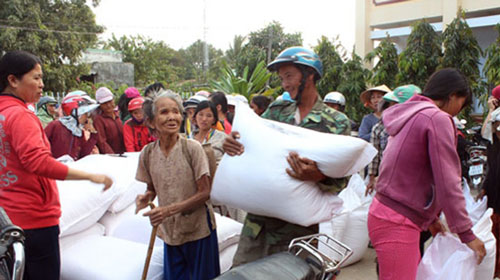 Theo tin tức mới cập nhật trong nước, Quân đội hỗ trợ 4 tỉ đồng cho dân vùng hạn Ninh Thuận 