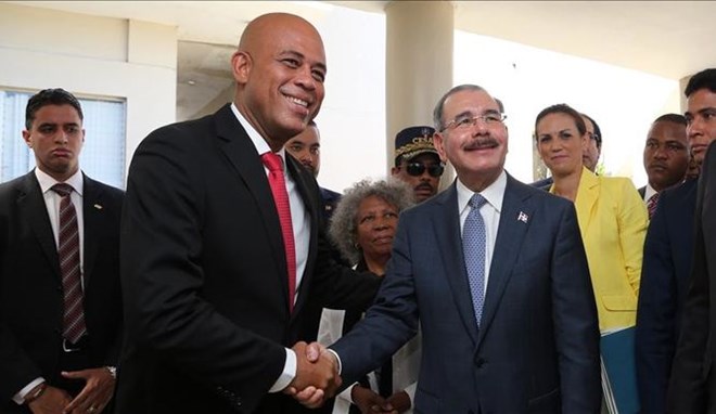 Tổng thống Haiti Michel Martelly (trái) và người đồng cấp Cộng hòa Dominicana Danilo MedinaTổng thống Haiti Michel Martelly (trái) và người đồng cấp Cộng hòa Dominicana Danilo Medina
