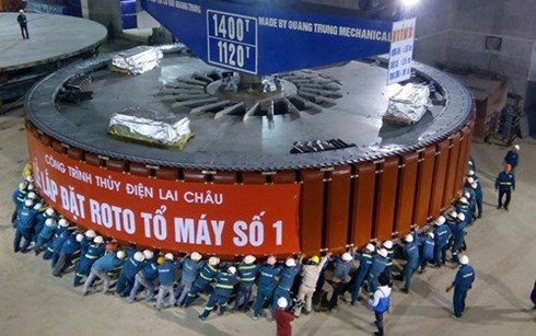 Roto của tổ máy phát điện số đã được hạ đặt han toàn tại Nhà máy Thủy điện Lai Châu