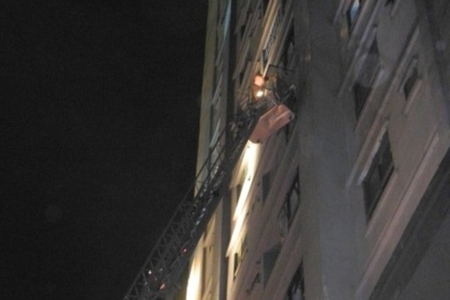 Lực lượng PCCC dùng thang cẩu cứu người mắc kẹt ở trên tầng cao khi xảy ra cháy tại chung cư Xa La tối 11/10
