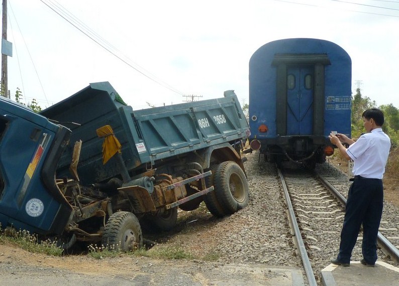 Nguyên nhân vụ tai nạn đang được cơ quan chức năng tiếp tục điều tra làm rõ.