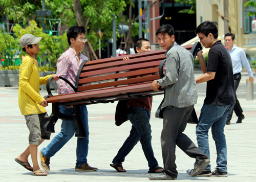 Theo tin tức mới cập nhật trong nước, Quảng trường Nguyễn Huệ được lắp 160 ghế gỗ 