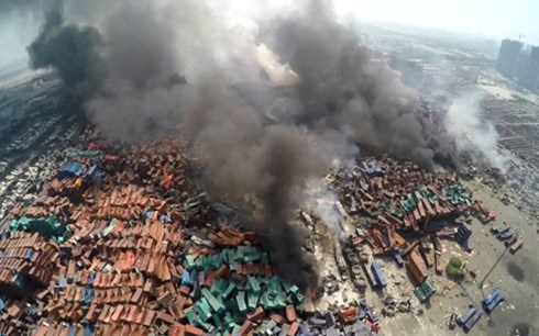 Cột khói bốc cao ở khu vực nhà kho hóa chất trong vụ nổ ở cảng Thiên Tân