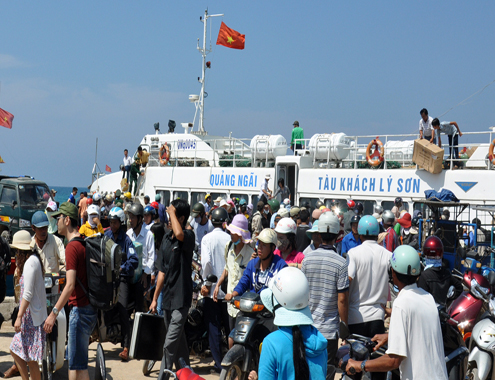 Tin tức mới cập nhật trong nước cho biết, hơn 200 du khách mắc kẹt ở đảo Lý Sơn đã vào đất liền 