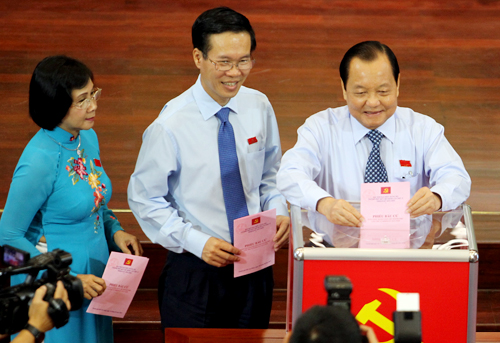 Các đại biểu bỏ phiếu bầu Ban chấp hành đảng bộ TP HCM nhiệm kỳ 2015-2020