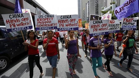 Biểu tình phản đối yêu sách phi pháp của Bắc Kinh ở Biển Đông trước văn phòng lãnh sự Trung Quốc tại Makati, Philippines