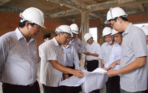 Ông Nguyễn Tiến Hải (thứ hai từ trái qua) kiểm tra tiến độ thi công Dự án đầu tư xây dựng Bệnh viện Điều dưỡng – Phục hồi chức năng