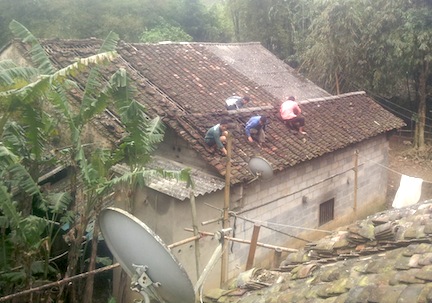 Mưa lốc làm nhiều ngôi nhà bị tốc mái, đôt sập tại Tuyên Quang 