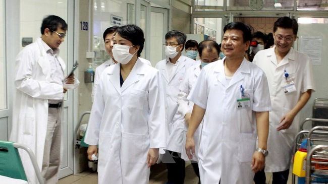 Bộ trưởng Bộ Y tế Nguyễn Thị Kim Tiến và đoàn giám sát tại Bệnh viện Bệnh Nhiệt đới Trung ương (Hà Nội)