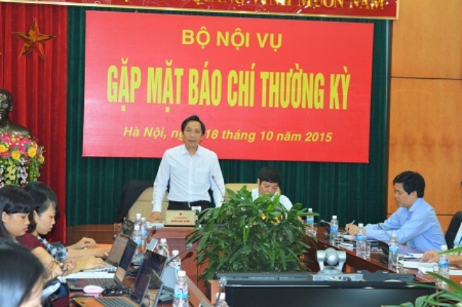 Thứ trưởng Bộ Nội vụ Trần Anh Tuấn trao đổi với báo chí xung quanh vụ việc hàng trăm giáo viên ở Hà Tĩnh, Hà Nội bị cắt hợp đồng