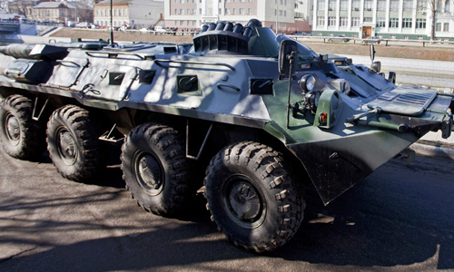 Hai quân nhân say rượu lái xe bọc thép trên đường phố ở Siberia, theo tin tức mới cập nhật quốc tế 
