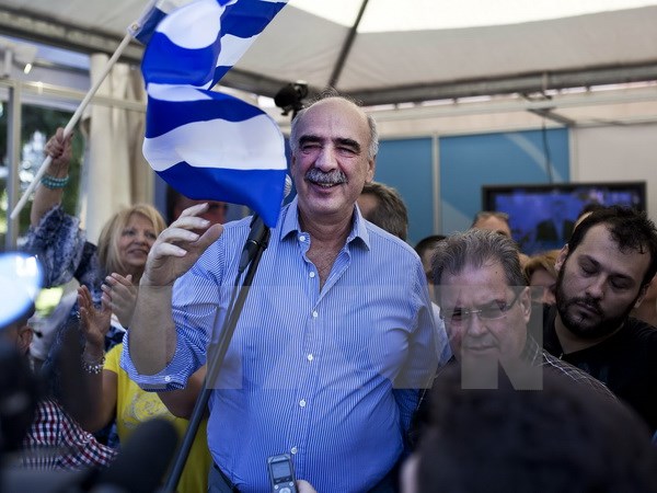 Lãnh đạo Đảng Dân chủ mới Vangelis Meimarakis (giữa) trong cuộc vận động tranh cử tại thủ đô Athens, theo tin tức mới cập nhật quốc tế 