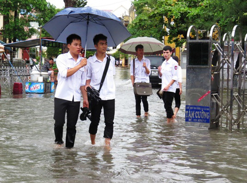 Trận mưa kéo dài 3 tiếng sớm nay biến nhiều tuyến phố Hải Phòng thành sông, theo tin tức mới cập nhật trong nước 