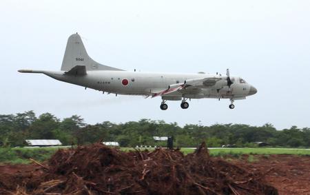 Chiếc máy bay săn ngầm P-3C chở theo 20 nhân viên quân sự Nhật bản hạ cánh tại sân bay Puerto Princesa 