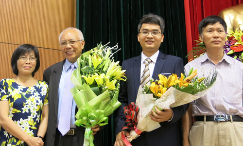 Nhà khoa học trẻ Phạm Hoàng Hiệp, thứ hai từ phải sang, giành giải thưởng Tạ Quang Bửu năm nay