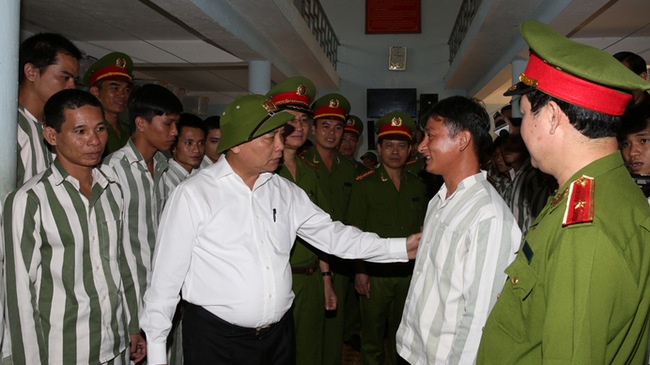 Phó Thủ tướng Nguyễn Xuân Phúc thăm hỏi các phạm nhân tại Trại giam Xuân Lộc, theo tin tức mới cập nhật trong nước 