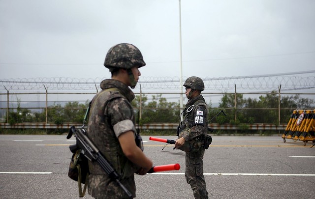 Binh sĩ Hàn Quốc đứng gác gần khu phi quân sự chia tách hai miền Triều Tiên, theo tin tức mới cập nhật quốc tế 