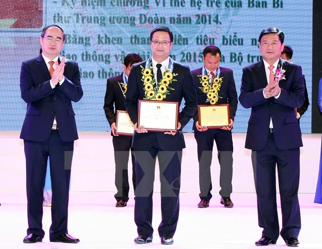 Chủ tịch Nguyễn Thiện Nhân và Bộ trưởng Bộ Giao thông Vận tải Đinh La Thăng trao chứng nhận cho các cá nhân được tuyên dương khen thưởng