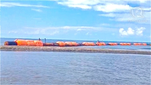 Đoạn phao chắn dầu được ngư dân Philippines đưa vào bờ